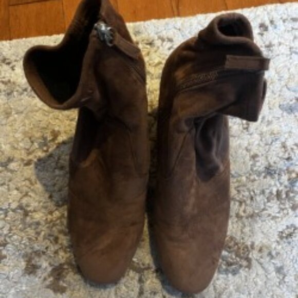 Suede tan boots. Only worned once. - Picture 2 of 2